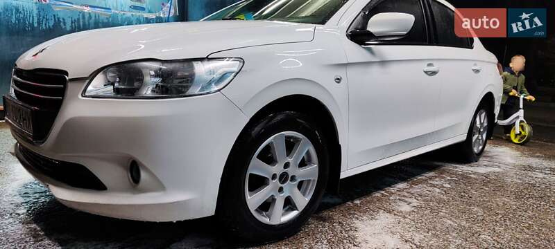Седан Peugeot 301 2013 в Горішніх Плавнях