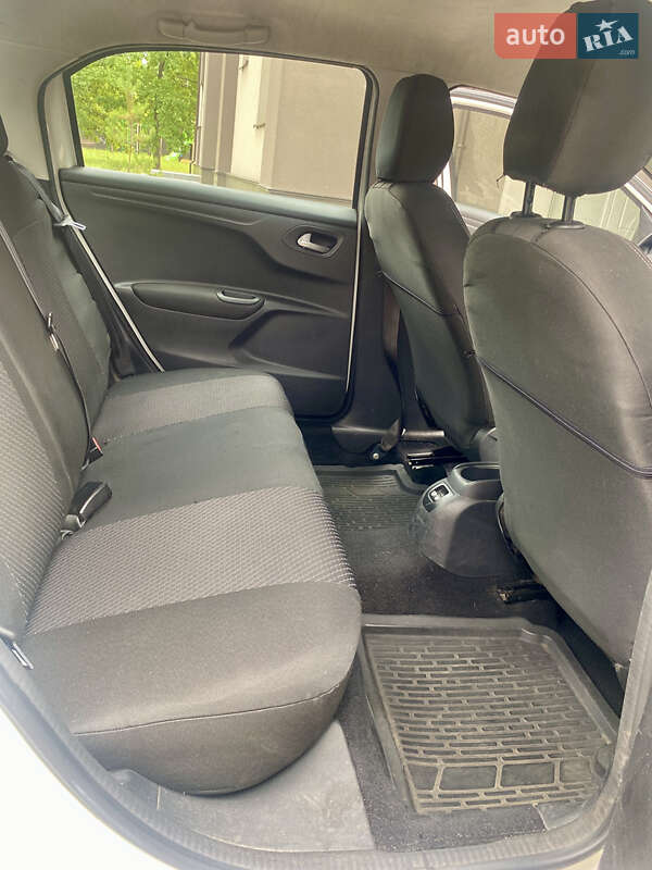 Седан Peugeot 301 2018 в Киеве