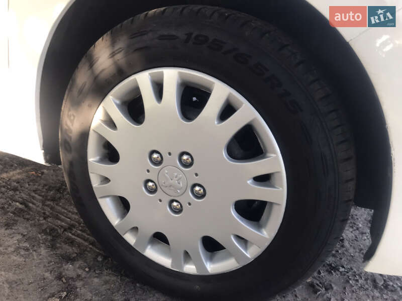 Седан Peugeot 301 2016 в Карлівці