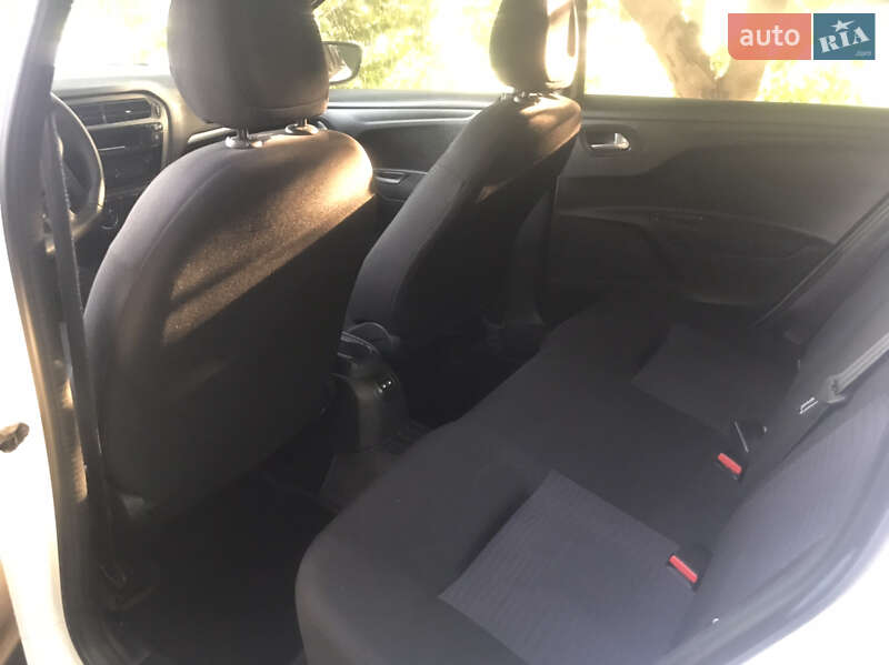 Седан Peugeot 301 2016 в Карлівці