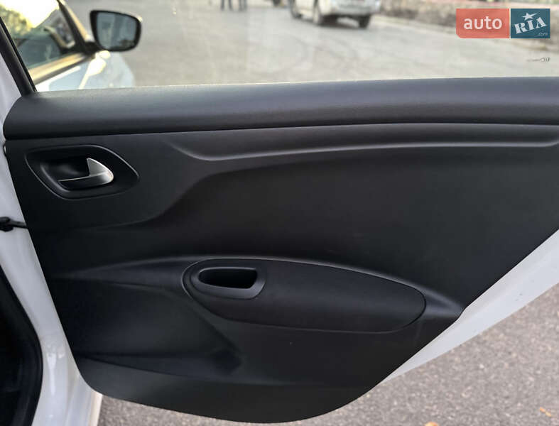 Седан Peugeot 301 2017 в Днепре