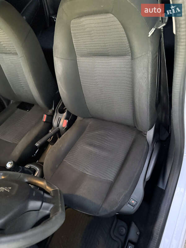 Седан Peugeot 301 2017 в Днепре