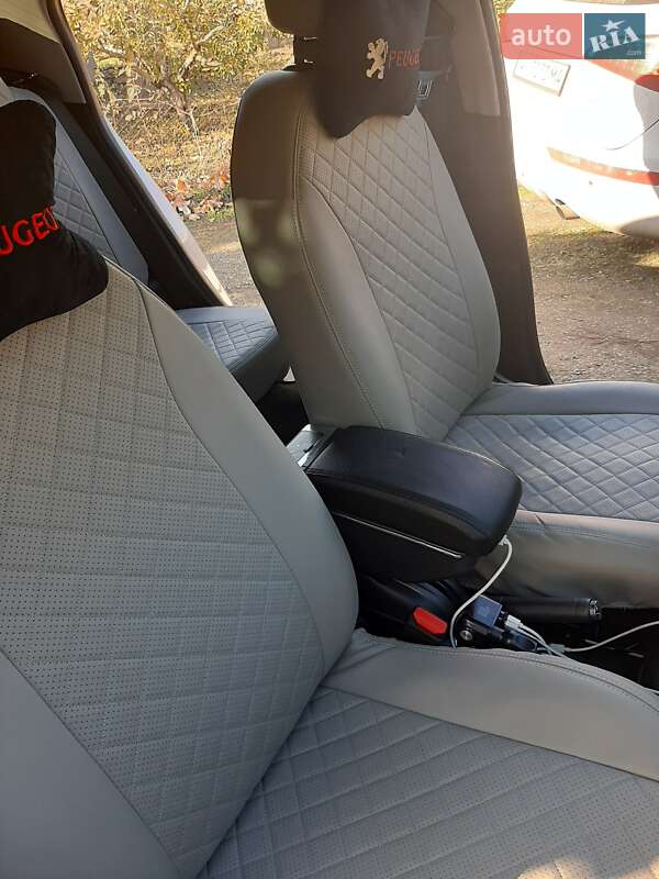 Седан Peugeot 301 2020 в Побужському