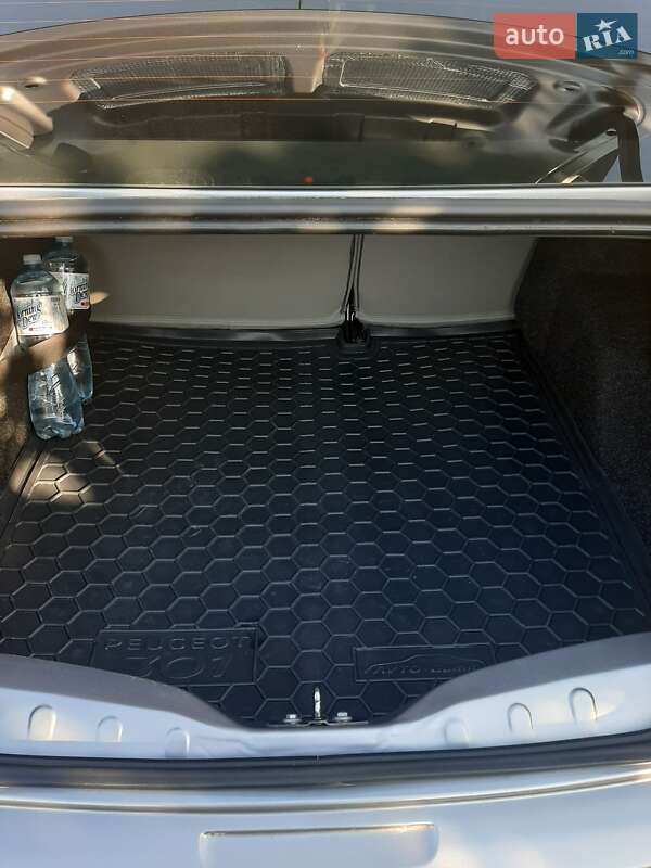 Седан Peugeot 301 2020 в Побужському