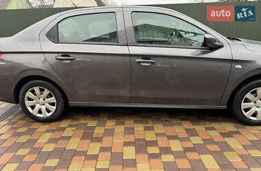 Седан Peugeot 301 2020 в Ружині