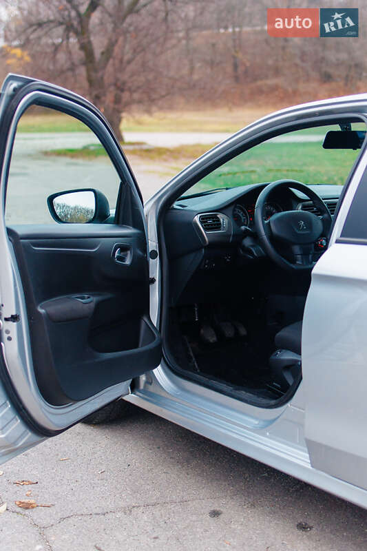 Седан Peugeot 301 2013 в Дніпрі