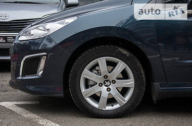 Хетчбек Peugeot 308 2011 в 
