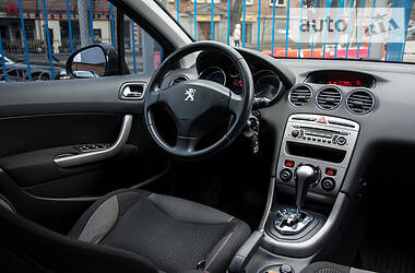 Хетчбек Peugeot 308 2011 в 