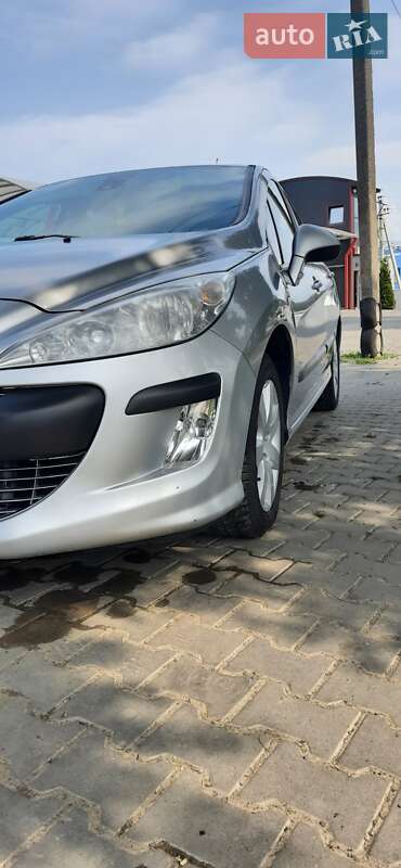Хетчбек Peugeot 308 2011 в Чернівцях