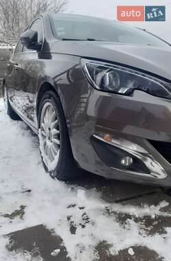 Хетчбек Peugeot 308 2014 в Дніпрі