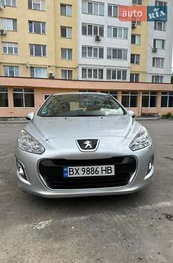 Хэтчбек Peugeot 308 2011 в 