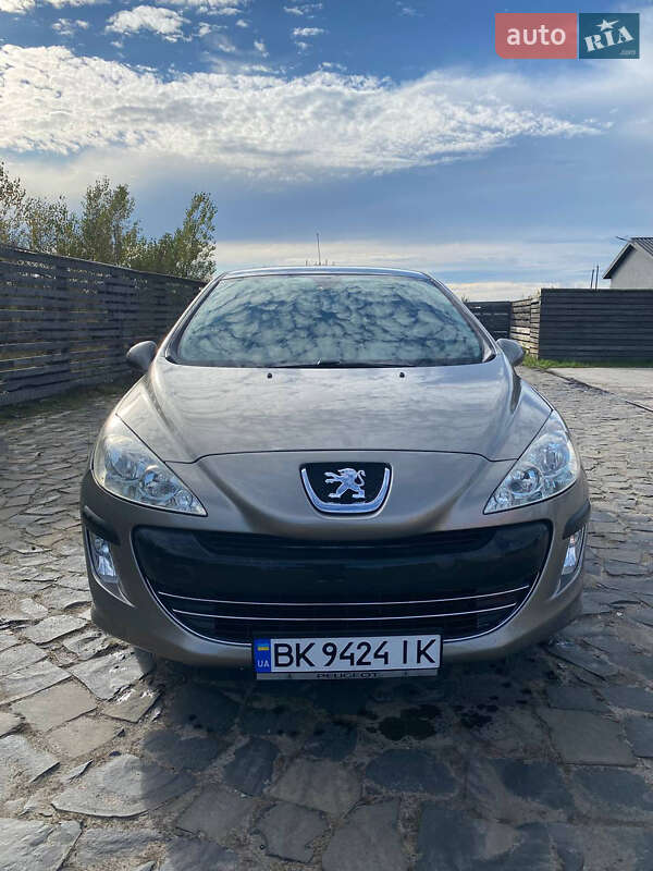 Хэтчбек Peugeot 308 2010 в Березному