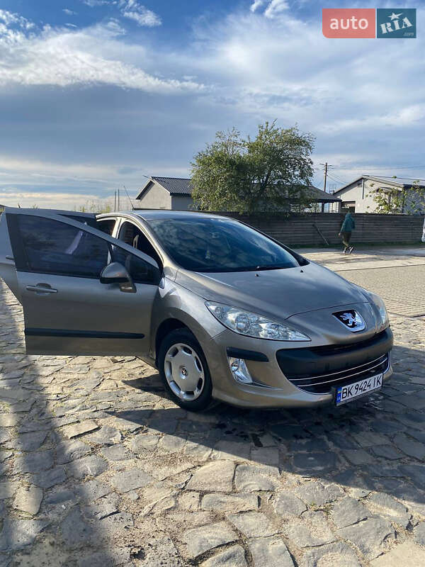 Хэтчбек Peugeot 308 2010 в Березному