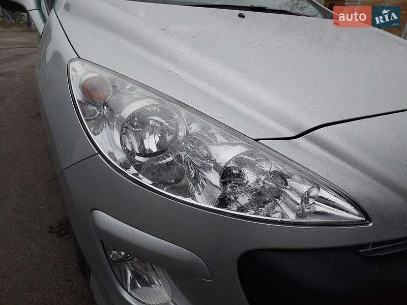 Универсал Peugeot 308 2010 в Коростене