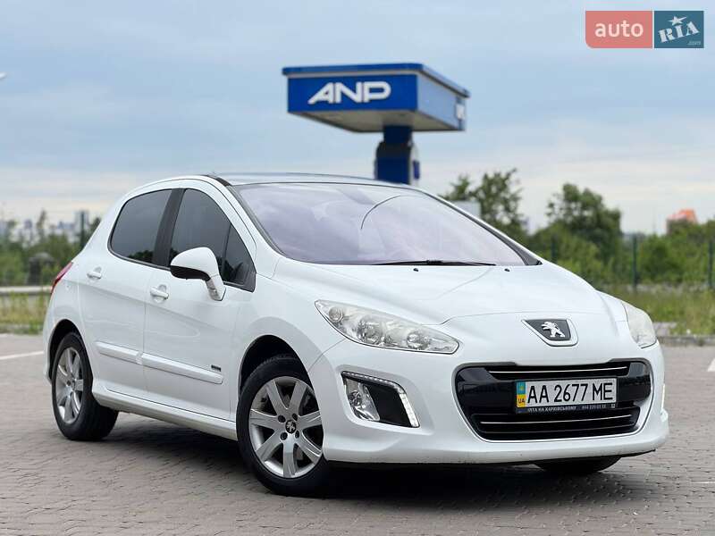 Хэтчбек Peugeot 308 2012 в 
