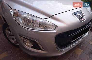 Хэтчбек Peugeot 308 2011 в 