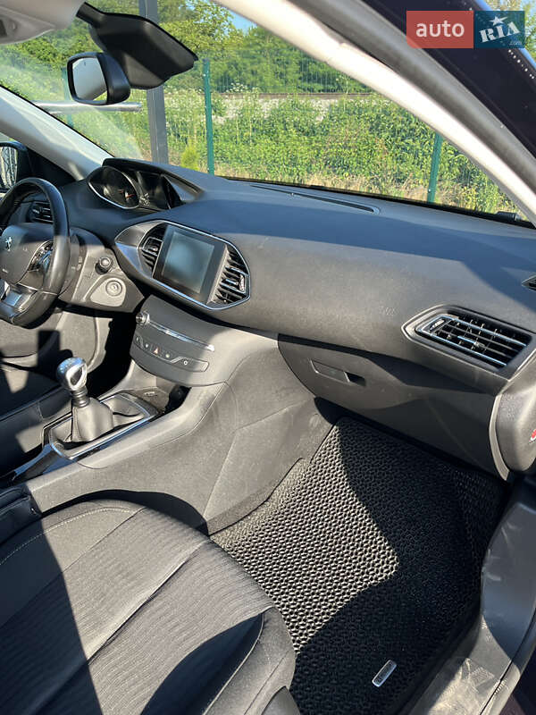 Універсал Peugeot 308 2016 в Виноградові