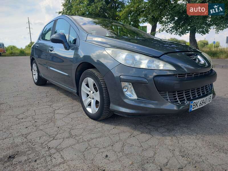 Хэтчбек Peugeot 308 2009 в Остроге