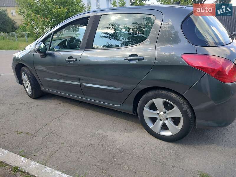 Хэтчбек Peugeot 308 2009 в Остроге