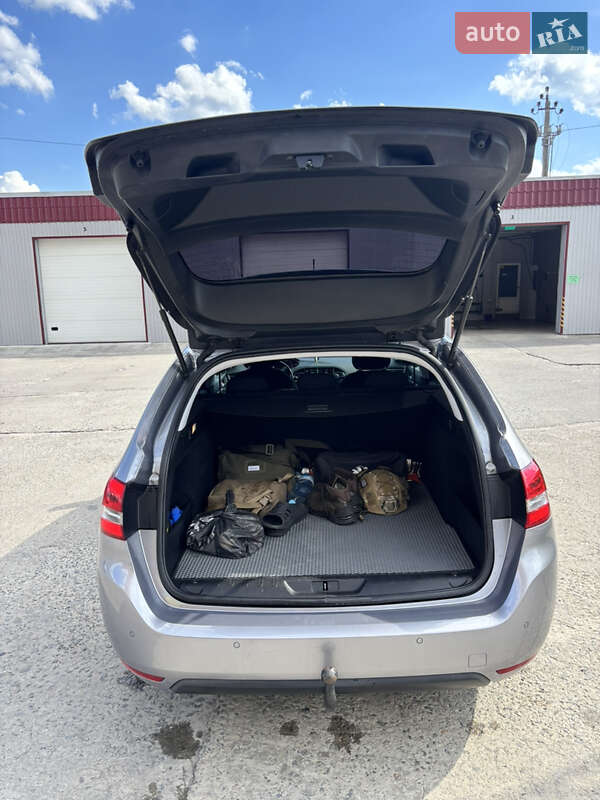 Универсал Peugeot 308 2015 в Остроге