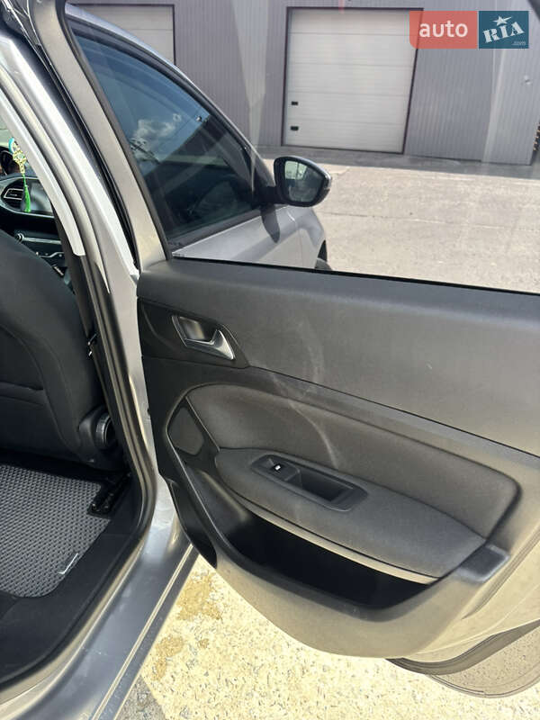 Универсал Peugeot 308 2015 в Остроге