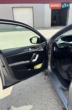 Универсал Peugeot 308 2015 в Остроге