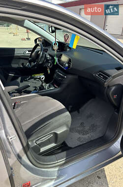 Универсал Peugeot 308 2015 в Остроге