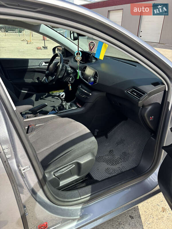 Универсал Peugeot 308 2015 в Остроге