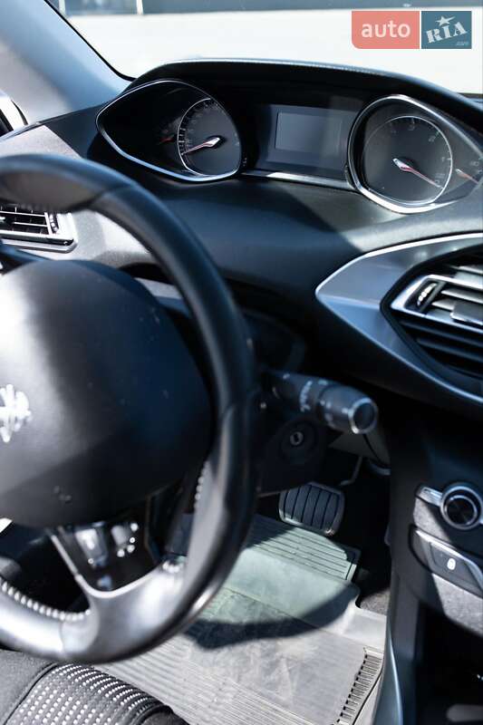 Универсал Peugeot 308 2015 в Брошневе-Осаде