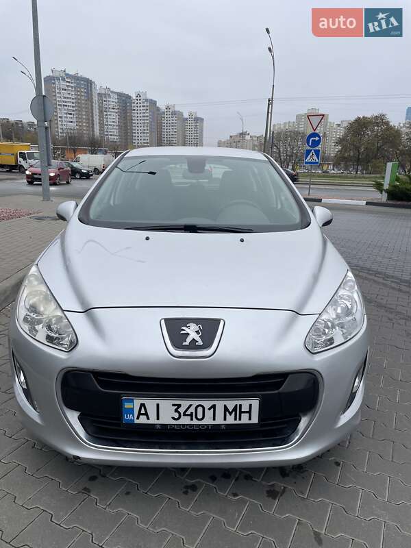 Хэтчбек Peugeot 308 2011 в Киеве