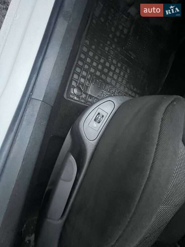 Универсал Peugeot 308 2011 в Радомышле