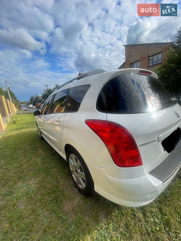 Универсал Peugeot 308 2011 в Буче