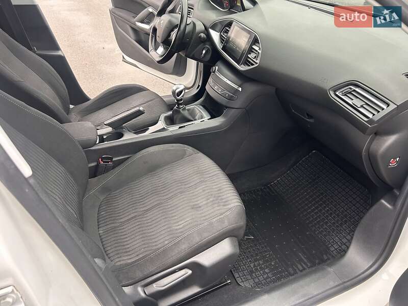 Універсал Peugeot 308 2014 в Чернівцях