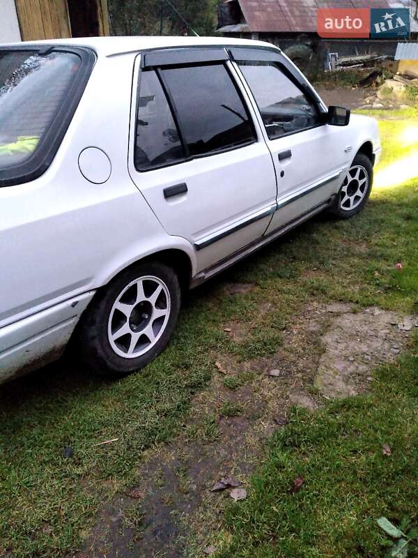 Ліфтбек Peugeot 309 1990 в Рожнятові