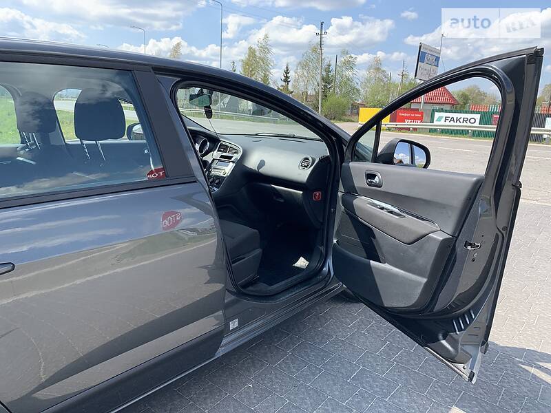 Мінівен Peugeot 5008 2010 в Стрию