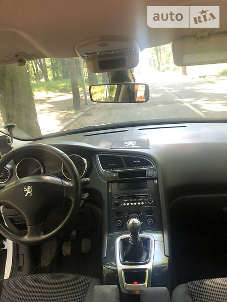Універсал Peugeot 5008 2015 в Чернівцях