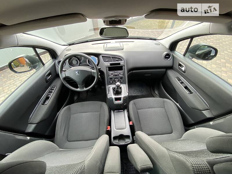 Мінівен Peugeot 5008 2012 в Чернівцях