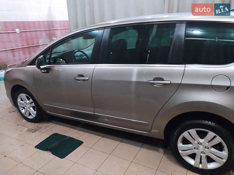 Микровэн Peugeot 5008 2015 в Южноукраинске