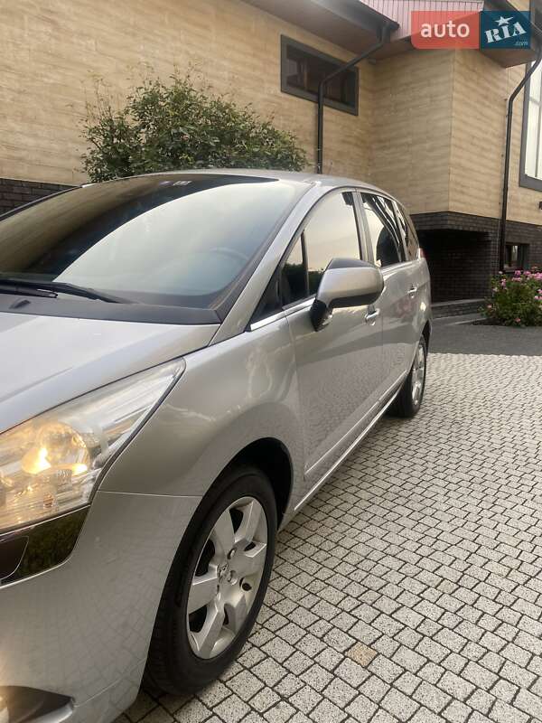 Мікровен Peugeot 5008 2011 в Стрию