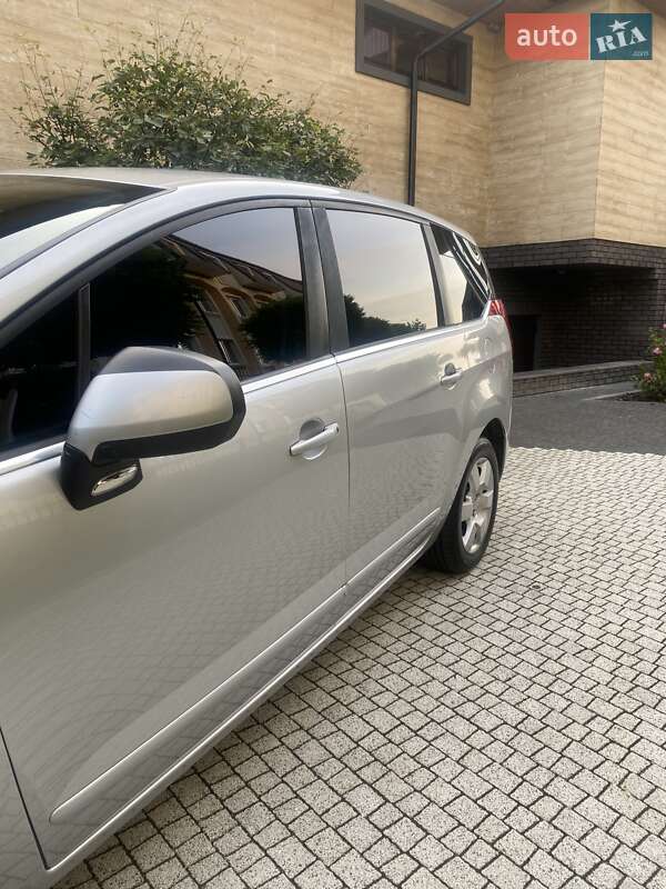 Мікровен Peugeot 5008 2011 в Стрию