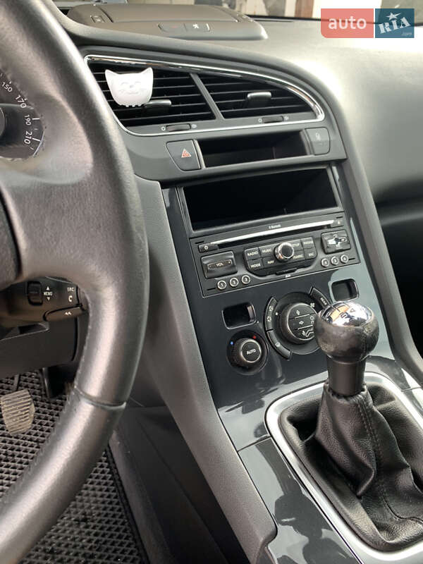 Микровэн Peugeot 5008 2011 в Старом Самборе