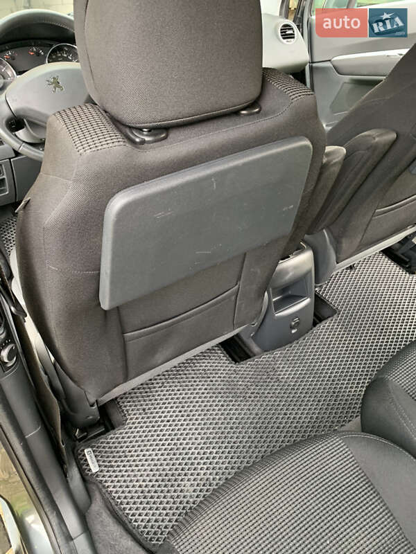 Микровэн Peugeot 5008 2011 в Старом Самборе