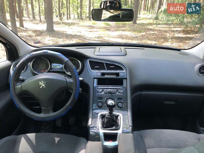 Микровэн Peugeot 5008 2013 в Коропе