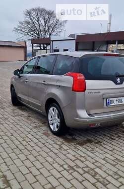 Микровэн Peugeot 5008 2011 в Гоще