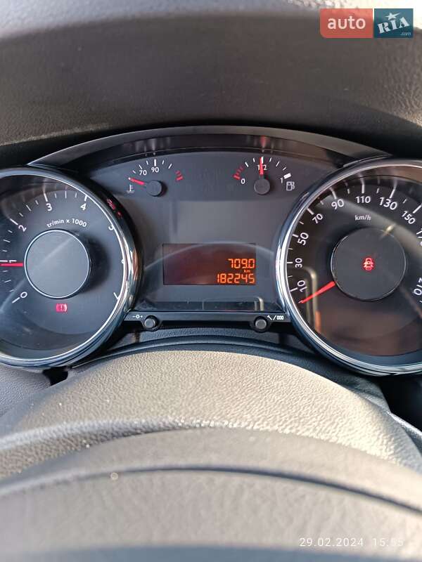 Мікровен Peugeot 5008 2010 в Братському