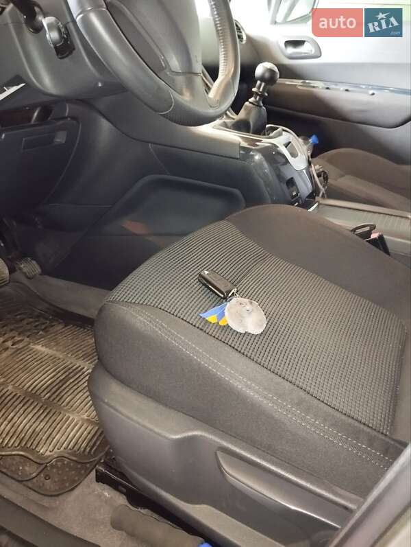 Микровэн Peugeot 5008 2011 в Киеве