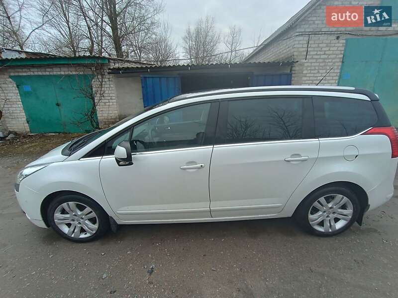 Микровэн Peugeot 5008 2011 в Светловодске