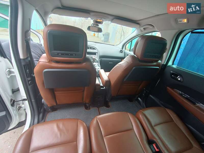 Микровэн Peugeot 5008 2011 в Светловодске