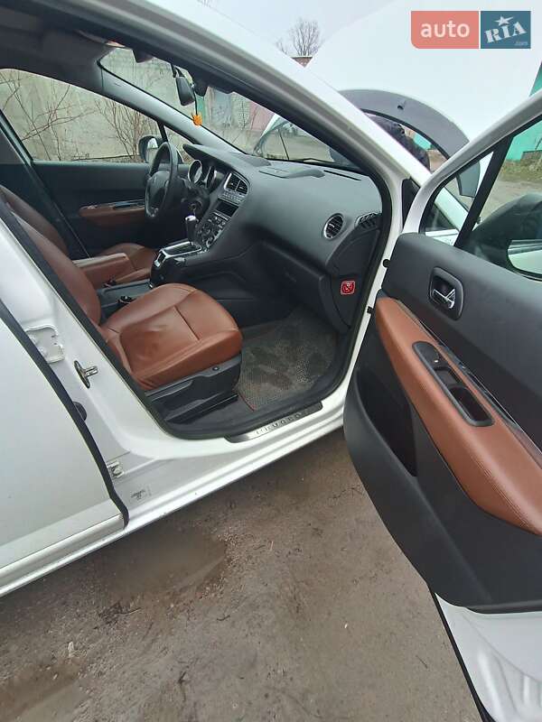 Микровэн Peugeot 5008 2011 в Светловодске