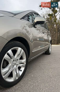 Микровэн Peugeot 5008 2012 в 